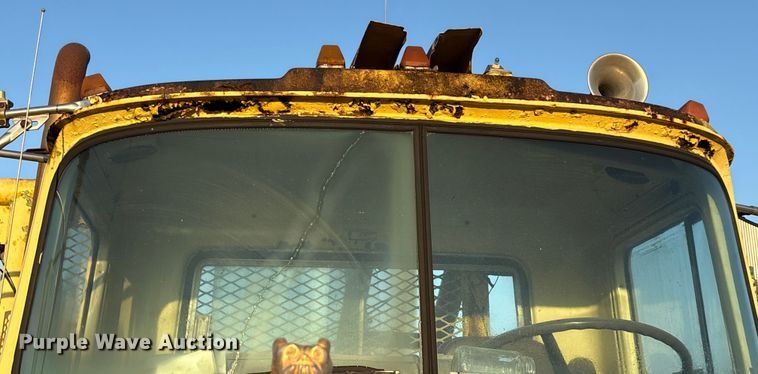 image for item EA7502 1979 Mack winch truck