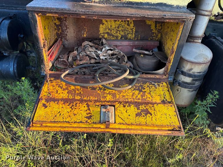 image for item EA7502 1979 Mack winch truck