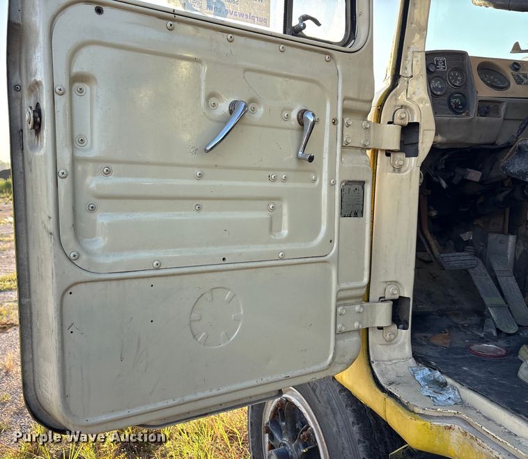 image for item EA7502 1979 Mack winch truck