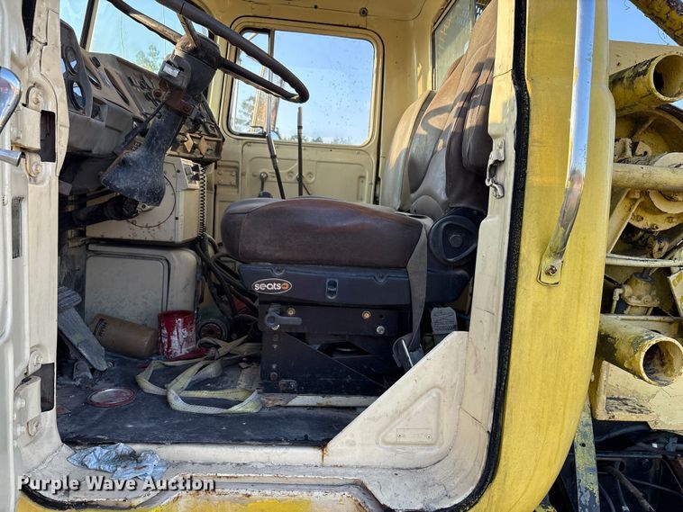 image for item EA7502 1979 Mack winch truck