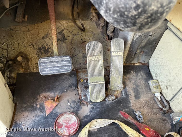 image for item EA7502 1979 Mack winch truck