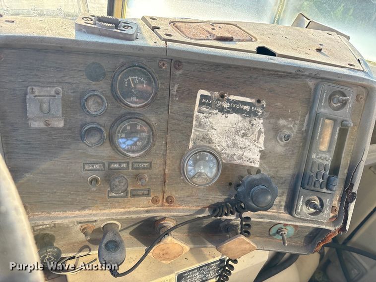 image for item EA7502 1979 Mack winch truck