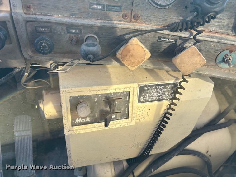 image for item EA7502 1979 Mack winch truck