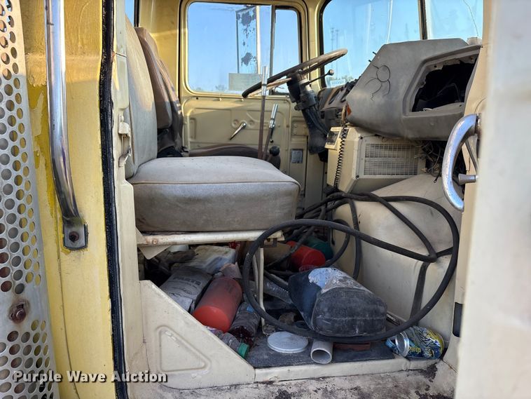 image for item EA7502 1979 Mack winch truck