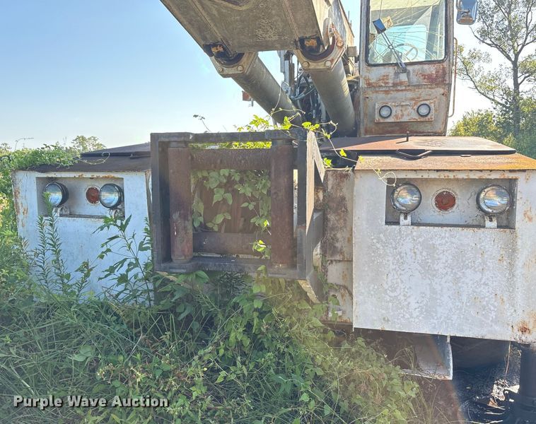 image for item EA7503 1984 Badger 4450 Series B crane