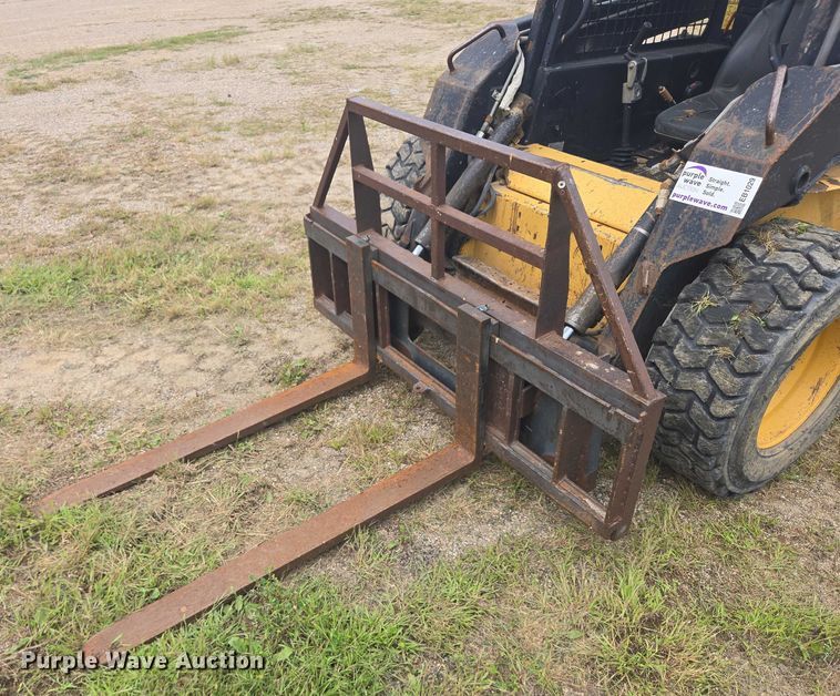 image for item EB1029 1997 New Holland LX665 skid steer loader