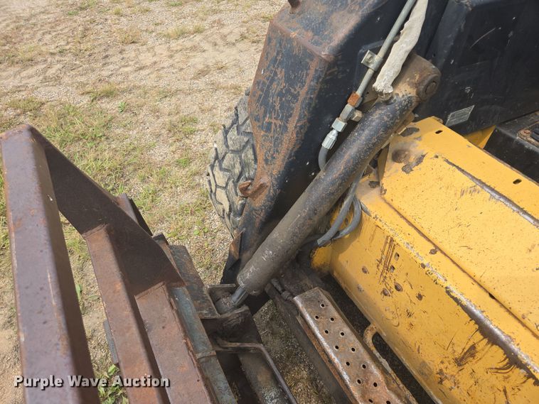 image for item EB1029 1997 New Holland LX665 skid steer loader
