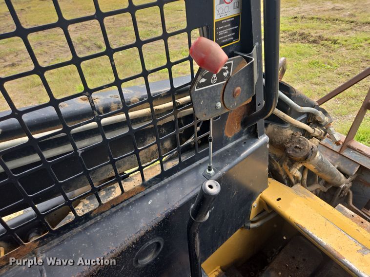 image for item EB1029 1997 New Holland LX665 skid steer loader