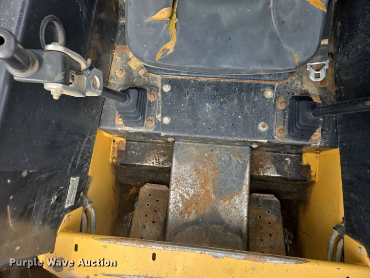 image for item EB1029 1997 New Holland LX665 skid steer loader
