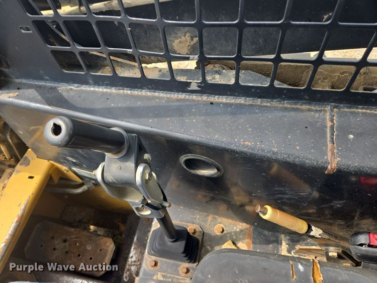 image for item EB1029 1997 New Holland LX665 skid steer loader