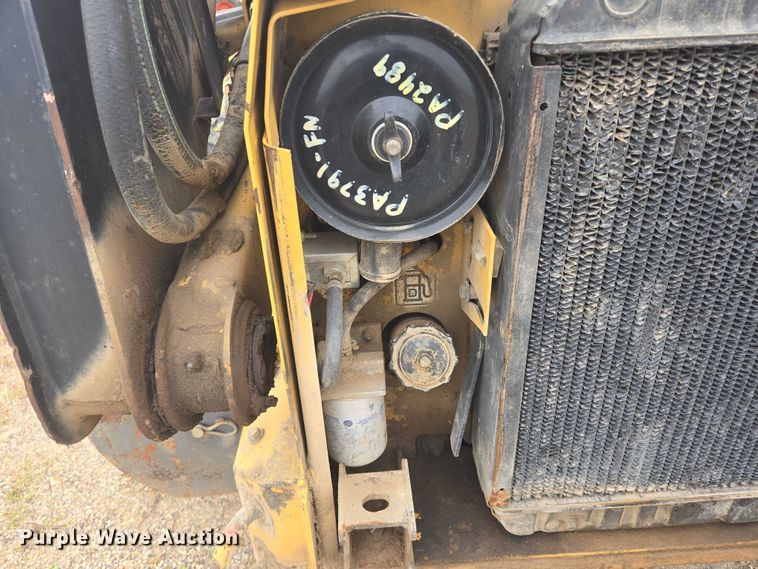 image for item EB1029 1997 New Holland LX665 skid steer loader