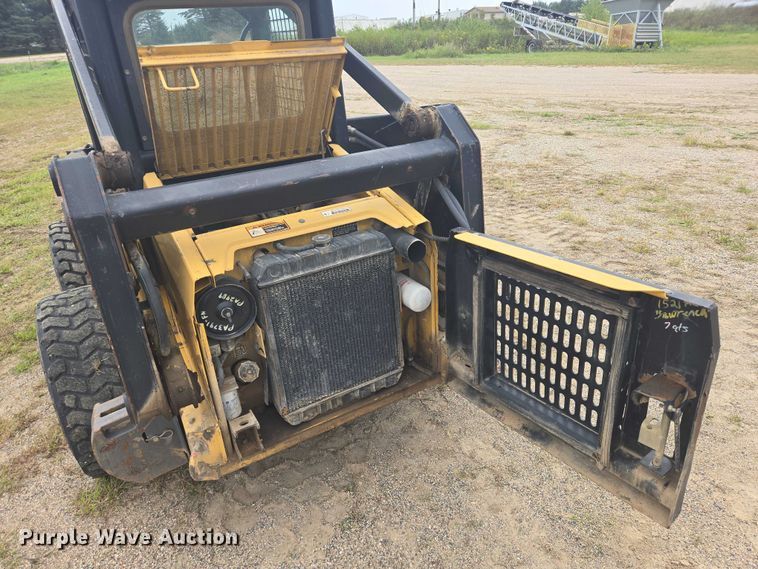 image for item EB1029 1997 New Holland LX665 skid steer loader