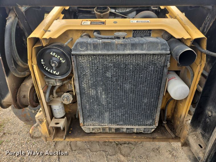 image for item EB1029 1997 New Holland LX665 skid steer loader