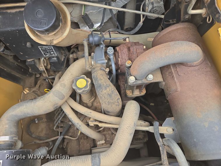 image for item EB1029 1997 New Holland LX665 skid steer loader