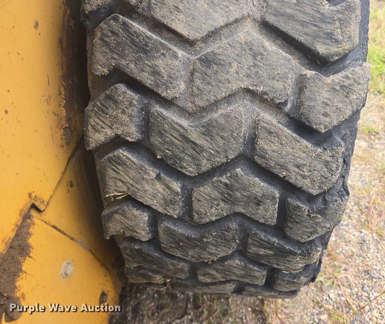 image for item EB1029 1997 New Holland LX665 skid steer loader