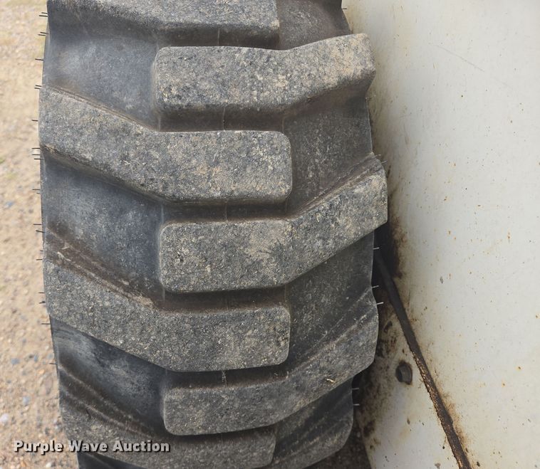 image for item EB1030 1985 Bobcat 843 skid steer loader