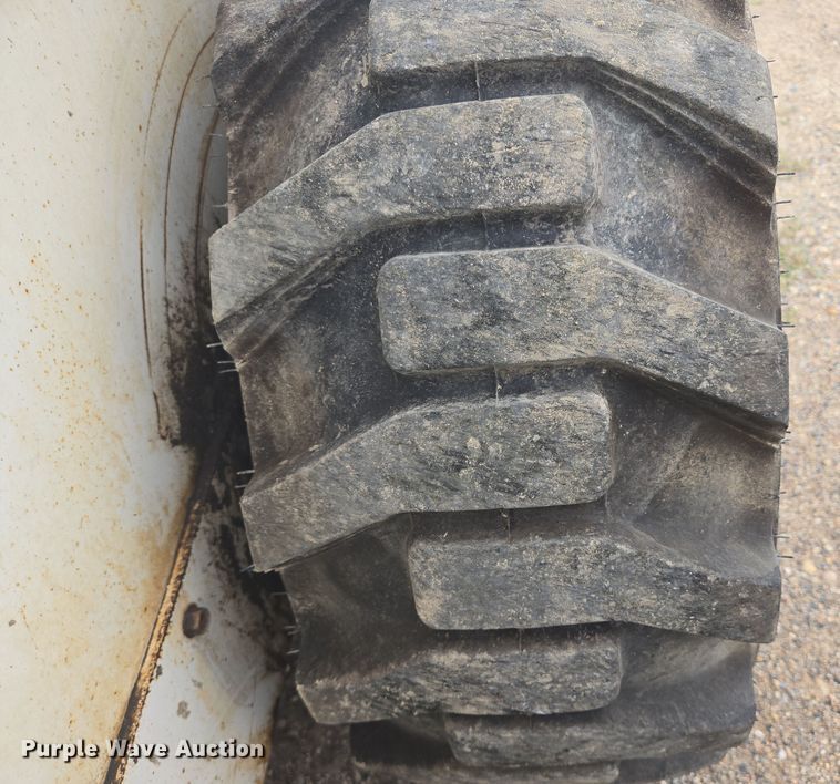 image for item EB1030 1985 Bobcat 843 skid steer loader