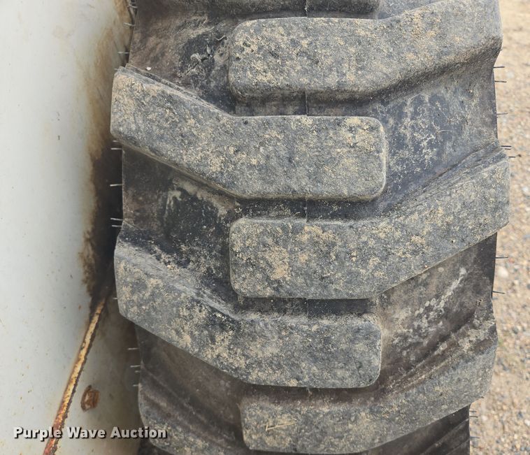 image for item EB1030 1985 Bobcat 843 skid steer loader