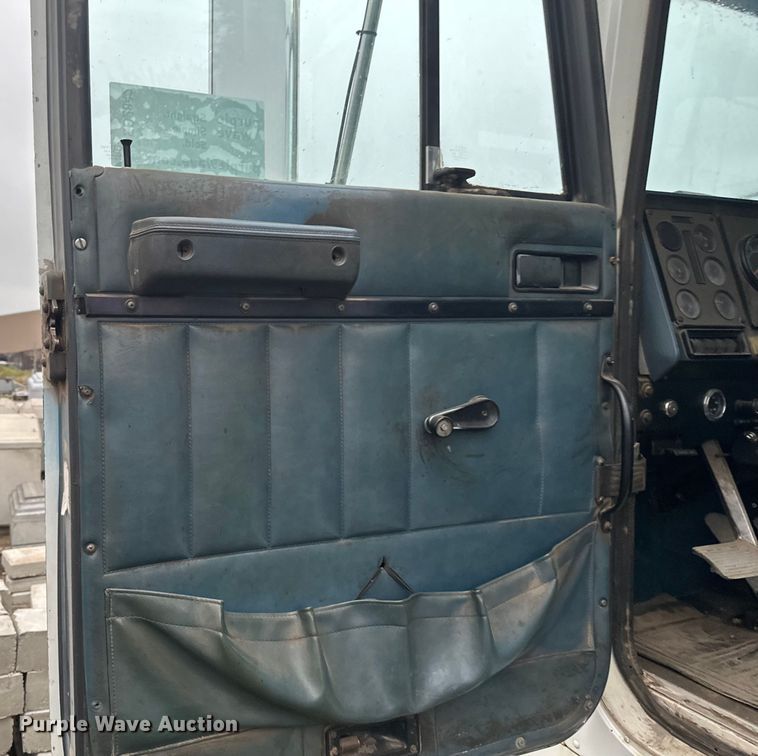 image for item EB2842 1988 International 9300 crane truck