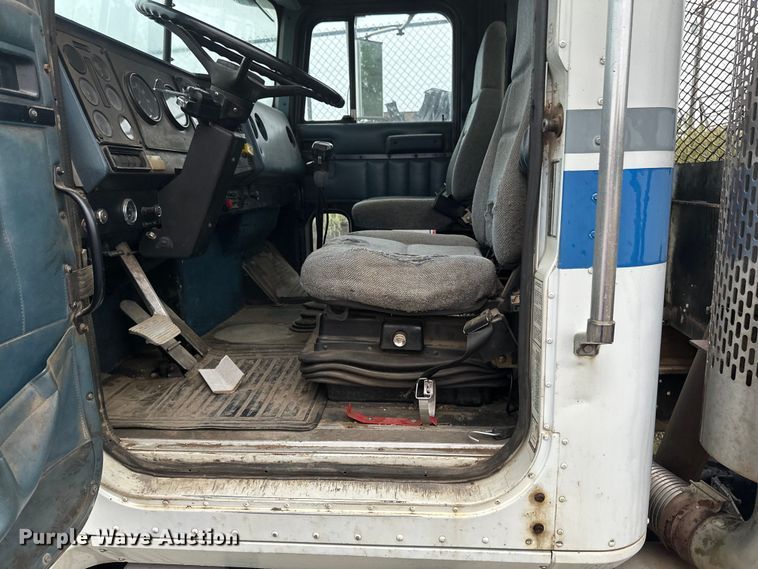 image for item EB2842 1988 International 9300 crane truck