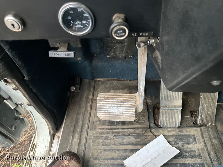 image for item EB2842 1988 International 9300 crane truck