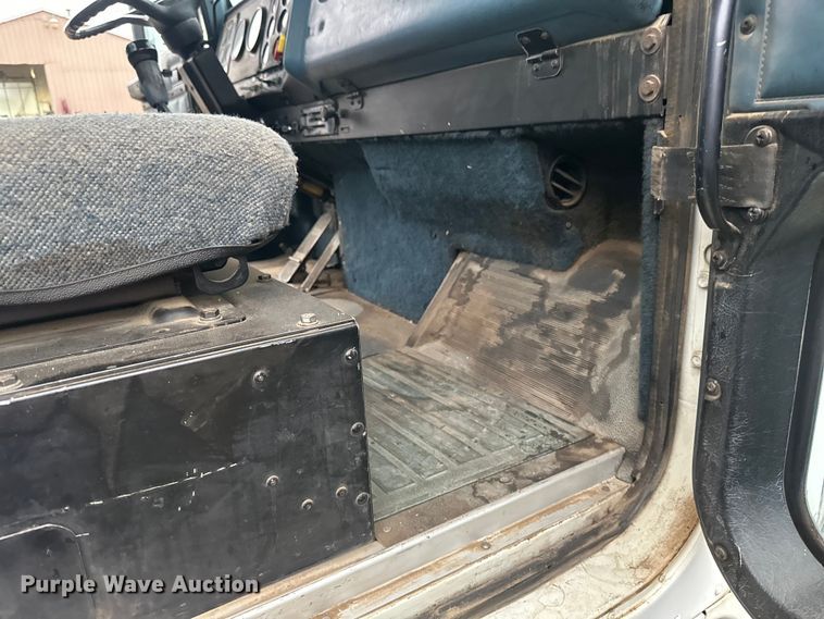 image for item EB2842 1988 International 9300 crane truck