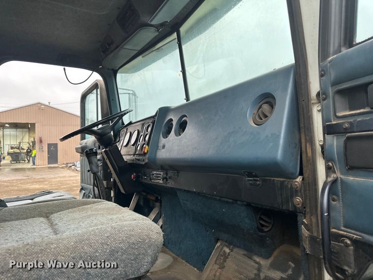 image for item EB2842 1988 International 9300 crane truck