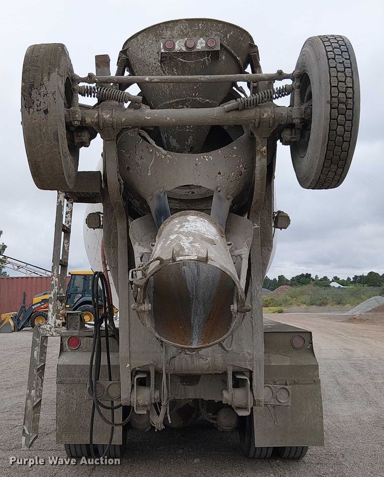 image for item EC1186 1997 Peterbilt 357 ready mix truck