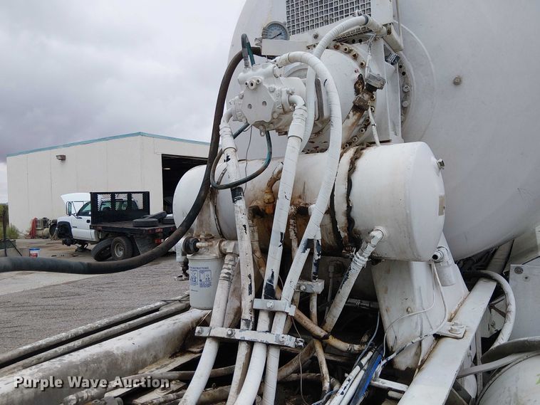 image for item EC1186 1997 Peterbilt 357 ready mix truck