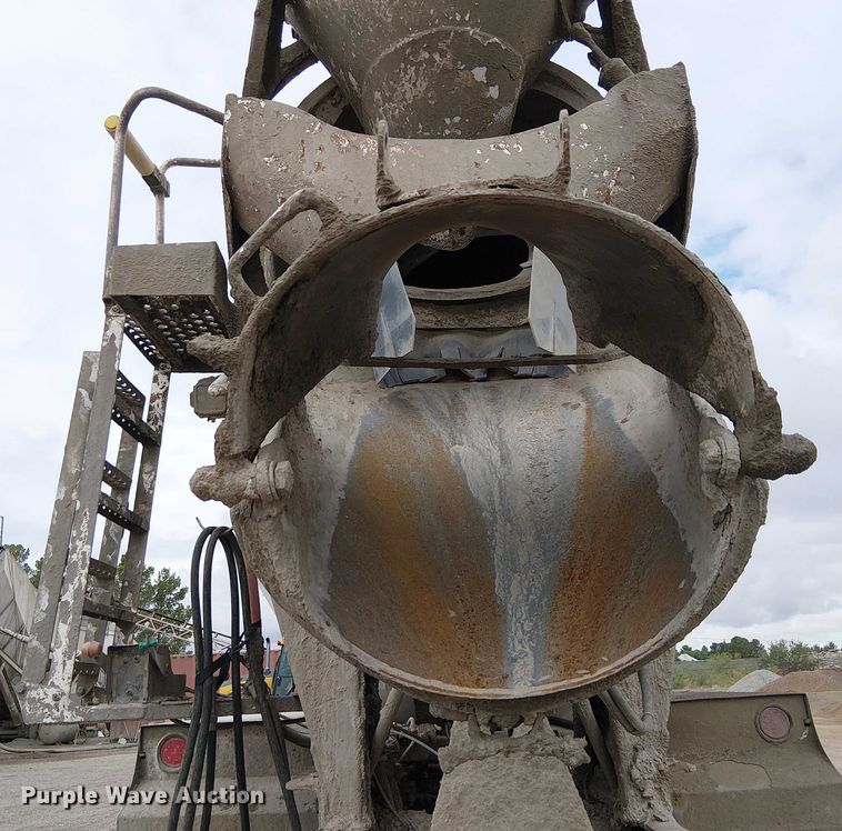 image for item EC1186 1997 Peterbilt 357 ready mix truck