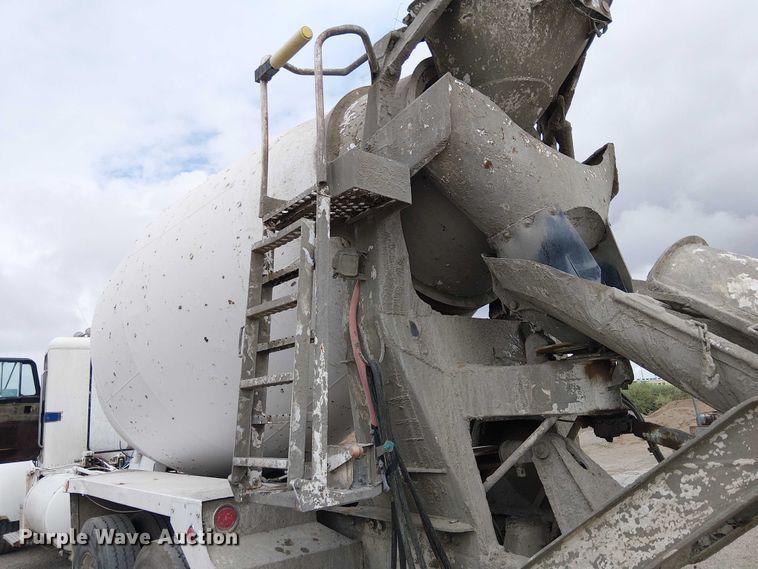 image for item EC1186 1997 Peterbilt 357 ready mix truck