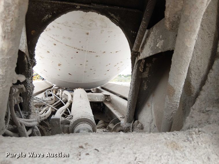 image for item EC1186 1997 Peterbilt 357 ready mix truck