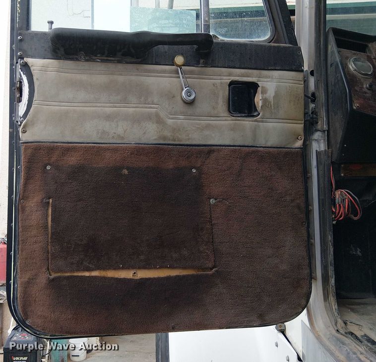 image for item EC1186 1997 Peterbilt 357 ready mix truck