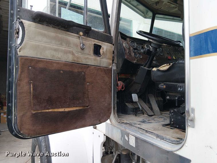 image for item EC1186 1997 Peterbilt 357 ready mix truck