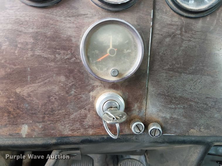 image for item EC1186 1997 Peterbilt 357 ready mix truck