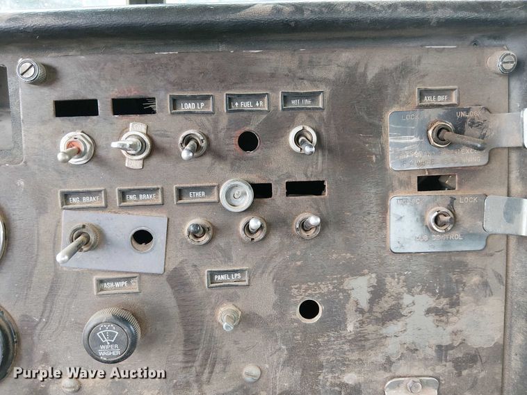 image for item EC1186 1997 Peterbilt 357 ready mix truck