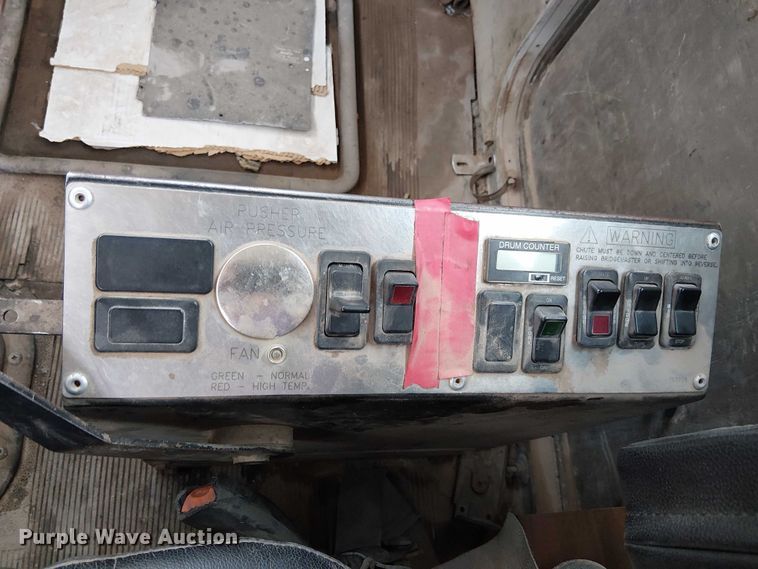 image for item EC1186 1997 Peterbilt 357 ready mix truck