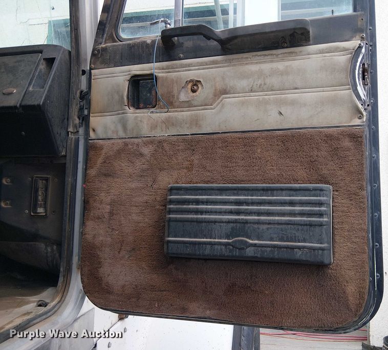 image for item EC1186 1997 Peterbilt 357 ready mix truck