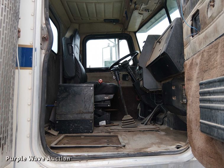 image for item EC1186 1997 Peterbilt 357 ready mix truck