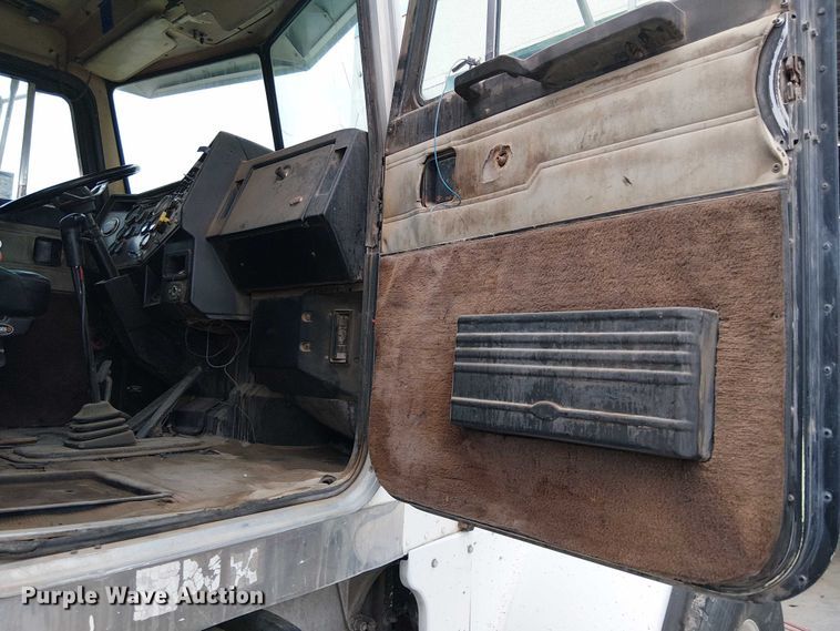 image for item EC1186 1997 Peterbilt 357 ready mix truck