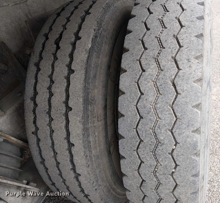 image for item EC1186 1997 Peterbilt 357 ready mix truck