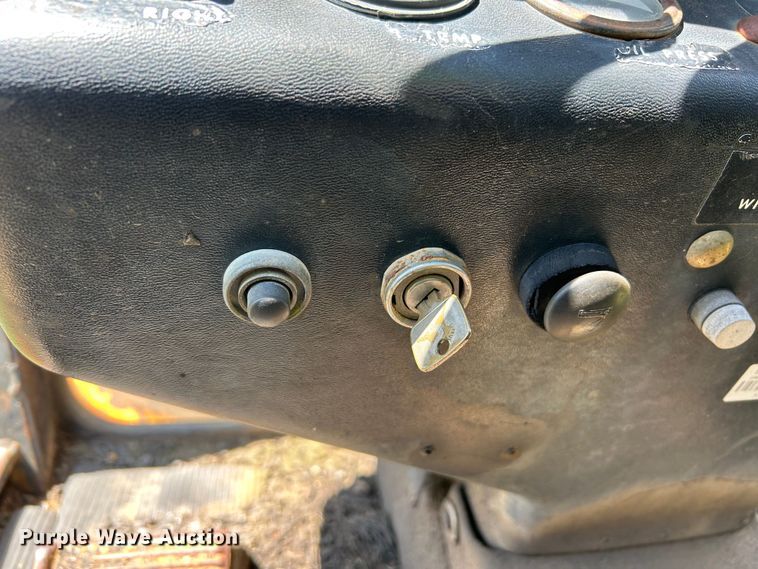 image for item EC1403 1983 John Deere 570A motor grader