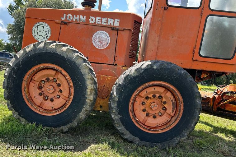 image for item EC1403 1983 John Deere 570A motor grader