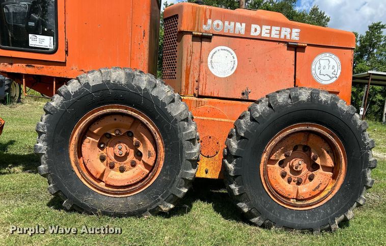 image for item EC1403 1983 John Deere 570A motor grader