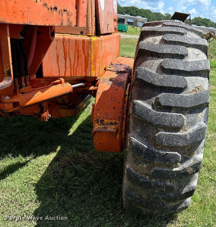 image for item EC1403 1983 John Deere 570A motor grader