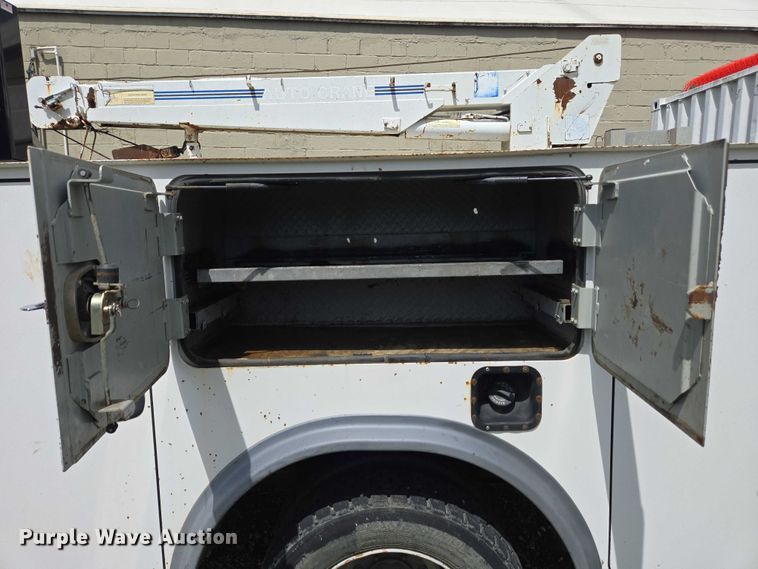 image for item EC4340 2001 Ford F450 Super Duty utility / service truck