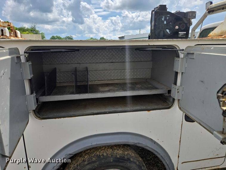 image for item EC4340 2001 Ford F450 Super Duty utility / service truck