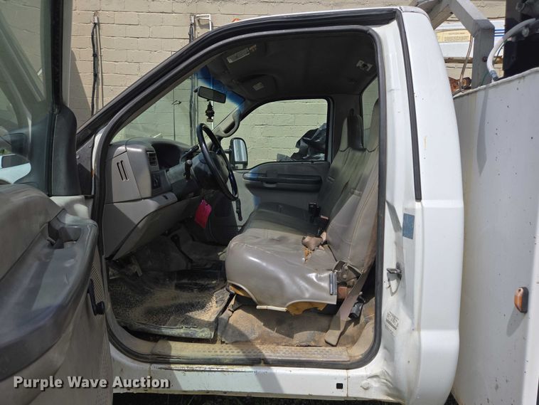 image for item EC4340 2001 Ford F450 Super Duty utility / service truck