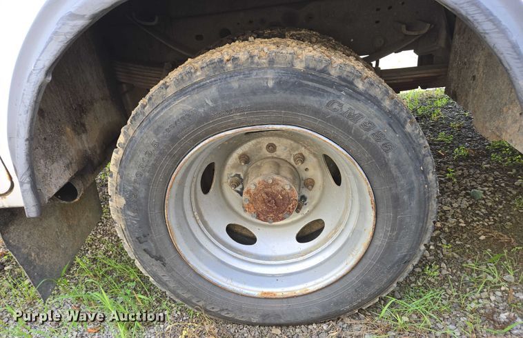 image for item EC4340 2001 Ford F450 Super Duty utility / service truck