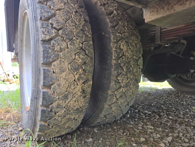 image for item EC4340 2001 Ford F450 Super Duty utility / service truck